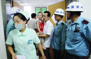 游泳池氯气泄漏致23人不适入院(组图)