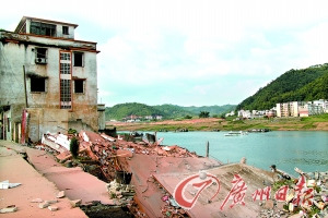 广东肇庆地质灾害致7栋居民楼倒入江中(图)