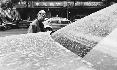 一辆汽车在雨后满是沙尘斑点。5月4日，受北方沙尘影响，杭州空气质量为轻度污染。 山禾 摄（人民图片）