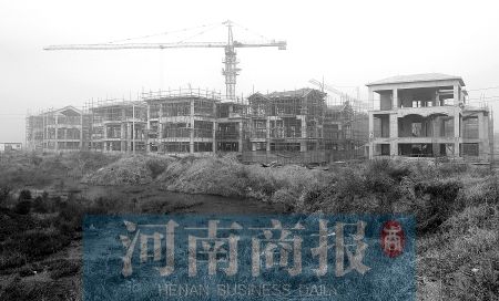 最近的施工点距离雁鸣湖不足50米。 河南商报记者 田仲煜/摄