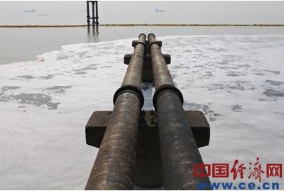 红水在江面上激起大量泡沫，久久不散。（资料图）