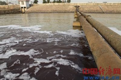 红色的水团在江面上蔓延。（资料图）