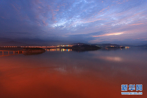 三峡加大泄洪力度迎战建成以来最大洪峰(组图)
