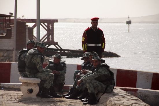 组图:埃及军警友善对待中国科考队员