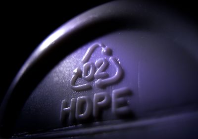 矿泉水瓶重复装水饮用或可产生致癌物质(图)