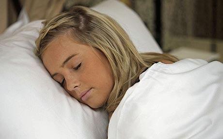 英国少女患嗜睡怪病 最长可连续睡眠两星期