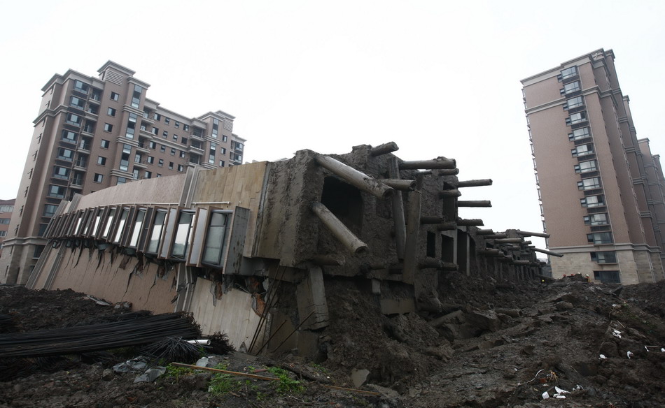 上海一栋13层在建住宅楼倒塌