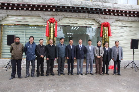 2013��10��15�գ��������ձ������ؼ���վ��������ѩ���ԭ���Ƴ�����ͼΪ�����ձ�������·һ�к���������������ί����쵼�ڼ���վ�ſں�Ӱ��