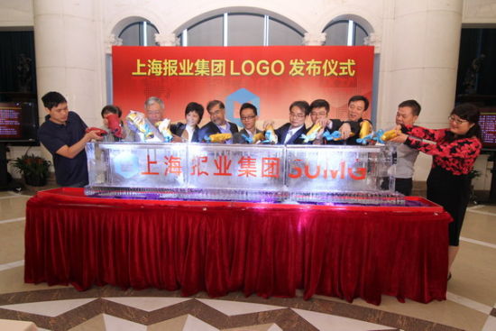 10月27日，上海报业集团在成立一周年之际推出其视觉形象标志，寓意着上海报业整合资源、聚力融合。来自集团新闻采编、生产经营一线的员工代表共同开启了集团LOGO的使用。