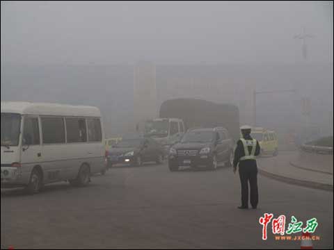 江西九江再现浓雾 高速公路被迫封闭_天气预报