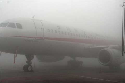 成都双流机场遭遇今春首场大雾 101个航班延误