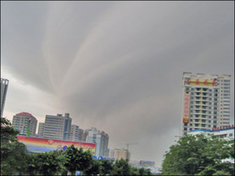 4月16日上午暴雨前海口上空龙卷风似的云层涌现(图片来源:海南经济