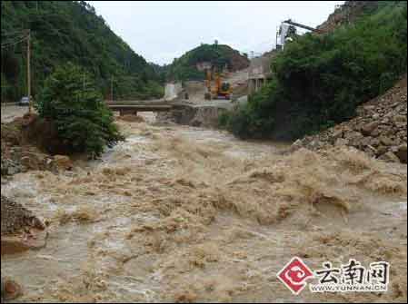 云南保山泥石流阻断交通 省西部及南部仍有强