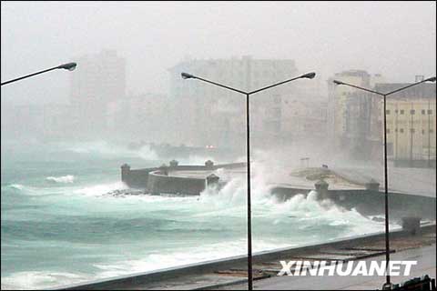 寒流引发巨浪 淹没古巴哈瓦那部分市区_天气预报