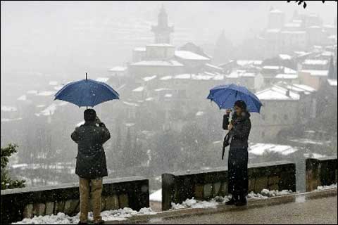 西欧多国遭严重暴风雪袭击 陆空交通混乱