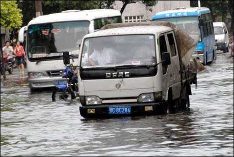 湖北武汉高温刷新今年记录 丹江口短时暴雨