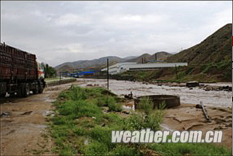 内蒙古包头大雨致公路中断 未来两天东雨西晴