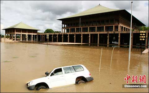 斯里兰卡首都遭遇18年来最严重洪灾 万余人被