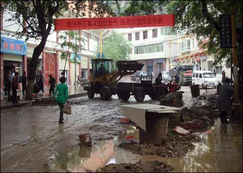 甘孜州白玉遭遇暴雨袭击致泥石流入城