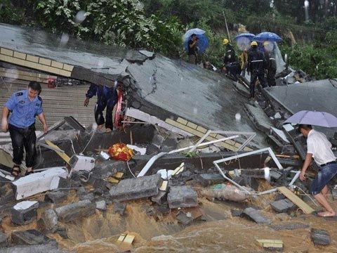 大暴雨致湖北恩施连续滑坡