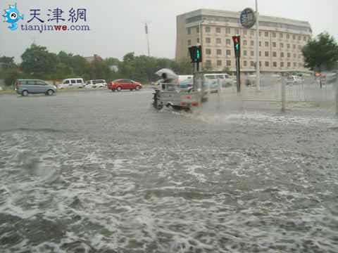 天津14日下午现短时强降雨 道路积水严重_天气