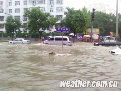 地区18日遭遇雷雨 民众交通出行受影响_天气预