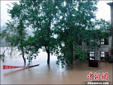 四川平昌遭遇暴雨袭击 县城进水学校被淹_天气