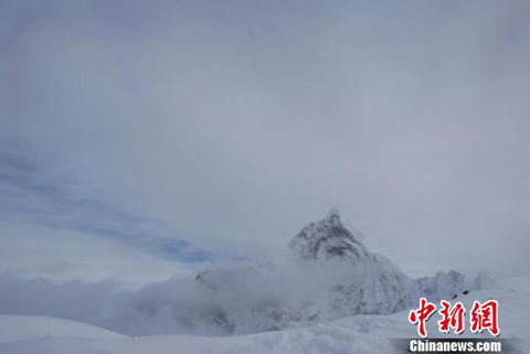 福建一男子登四姑娘山被大风刮下山生死不明_