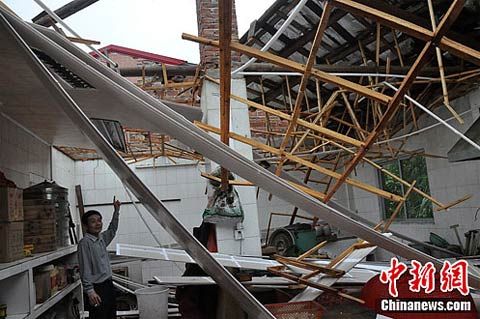 广东连州遭受暴雨冰雹和14级大风袭击_天气预