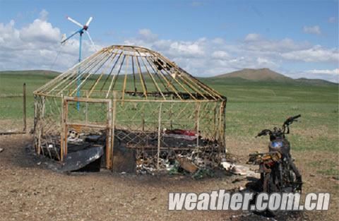 内蒙古锡林郭勒盟一户牧民遭雷击 蒙古包被烧