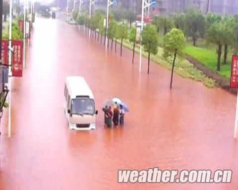 江西新余遇强降水 路面成湖稻谷被淹|新余暴雨