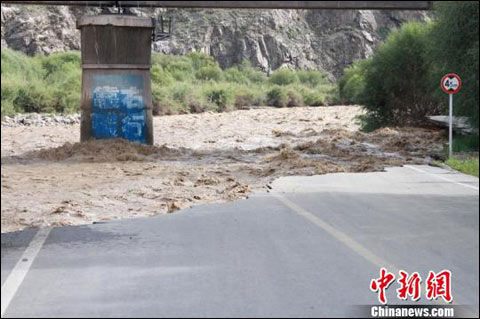 新疆和静遭洪灾 房屋被淹两千游客滞留|和静|洪