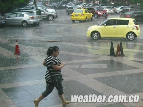 2月13日重庆市旅游气象预报(重庆旅游天气)(图1) 重庆遭遇短时强降雨 多个航班受影响_新浪