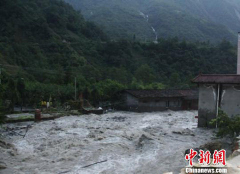 四川雅安境内山洪泥石流灾害已致12人失踪|四