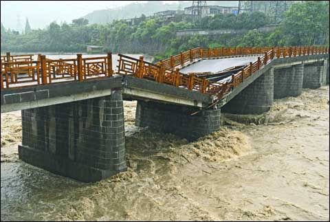 四川都江堰一大桥因暴雨塌陷 未造成人员伤亡