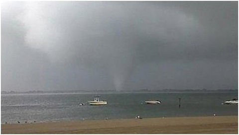 美国纽约遭罕见龙卷风袭击半空中碎片横飞_新