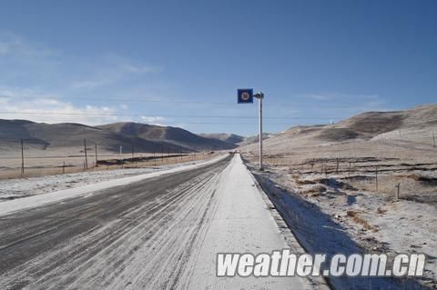 通往甘德县的西久公路出现道路结冰（李国英 摄）