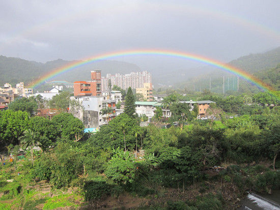 台湾现超大彩虹奇景 横跨台北和新北市|台湾|彩