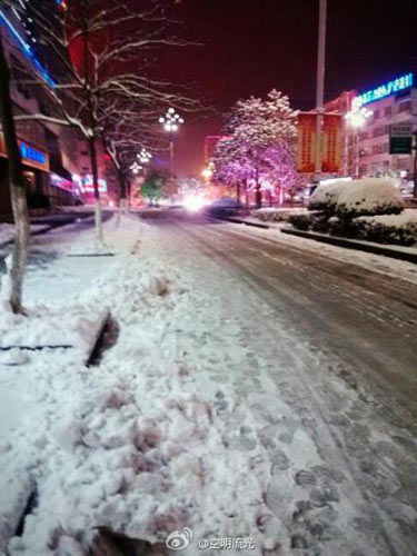 安徽迎2013第一场雪 黄山市学校停课机场关闭