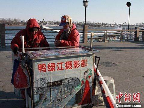 鸭绿江畔气温骤降10℃ 中朝边境旅游生意清淡