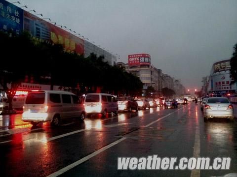 强对流盛行 今夜新一轮强降水再袭_新浪天气预