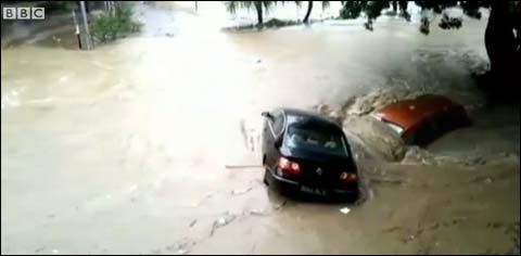 3月30日，毛里求斯首都路易港突降大雨，汽车被洪水卷走。