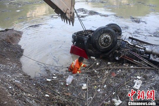 贵州凯里洪水致公路垮塌 货车坠河1人亡