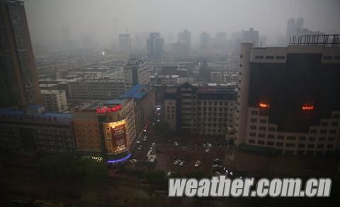 山西局地现大暴雨 太原化身水帘洞|山西|降雨