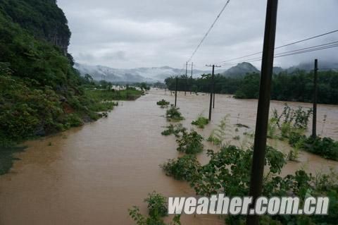 广西柳州普降大暴雨 融江水位超警戒线|广西柳
