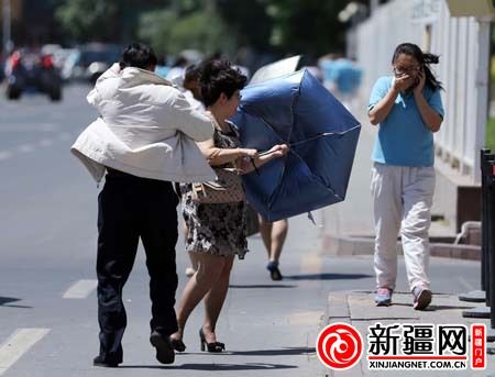 8级东南大风袭乌鲁木齐催生高温天气|大风|乌鲁