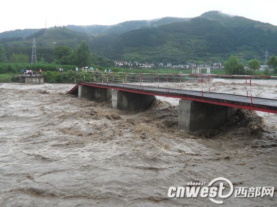 陕西安康暴雨一便桥被冲垮 桥刚修好一个月_新