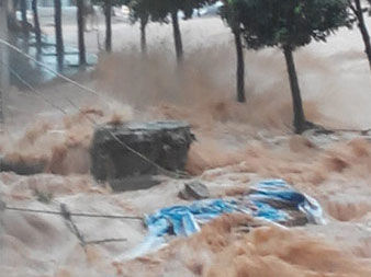 遂宁特大暴雨，多地内涝严重，车辆、行人通行困难。（图片来源：新浪微博） 