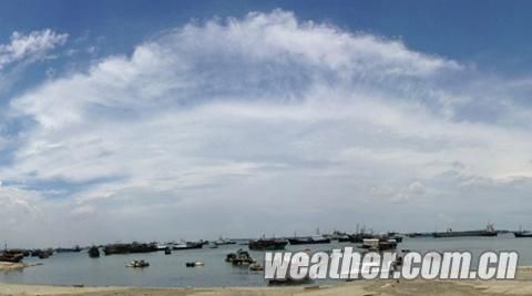 1日13:30，湛江霞山码头船只回港避风。（郭鹏 摄）