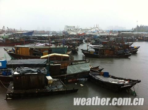 温比亚挟风带雨进入广西 北海国际客运港停航